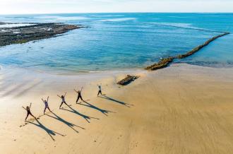 Yoga à la plage à St-Denis : les Seulières