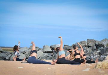 Yoga à la plage à St-Denis : les Seulières