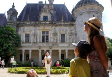 Joueurs face au chateau des énigmes